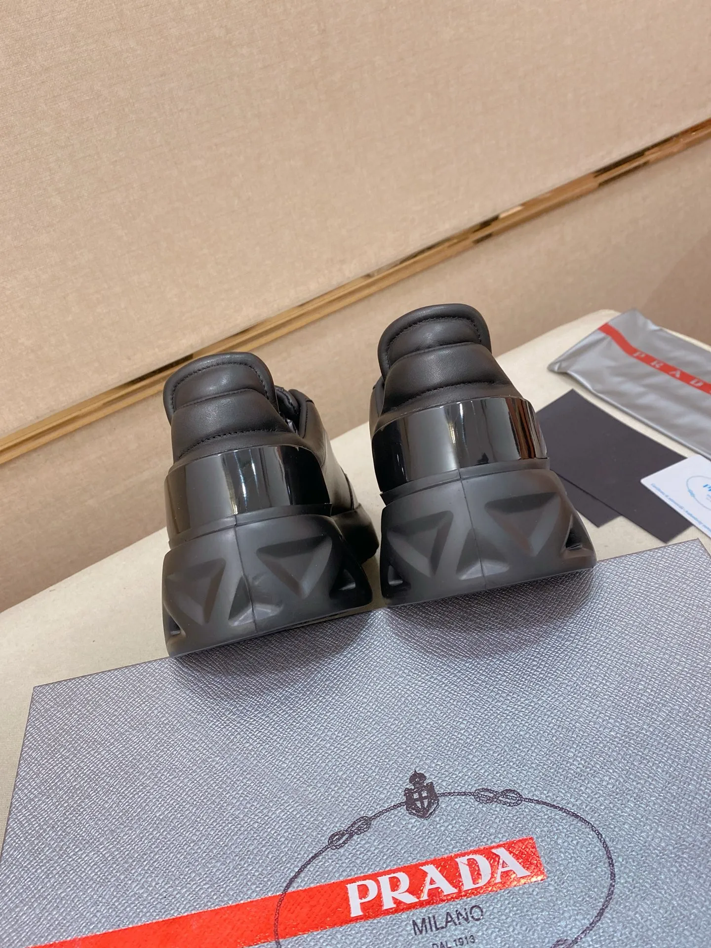 Men's shoes 💰 660💰 ✔️✔️✔️High-quality new PRADA counters are launched at the same time. The new men's shoes and 😘fabrics are selected from first-layer cowhide fabrics. Lining: Imported cowhide leather lining. 👍🏿High-end☄️Open-molded non-slip rubber outsole, exquisite lines, simple and elegant, comfortable and high-end for leisure travel. Code number: 38 to 45